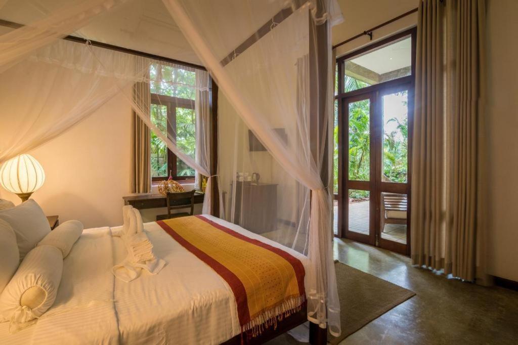 Roman Lake Ayurveda Boutique Resort Ахунгала Екстериор снимка