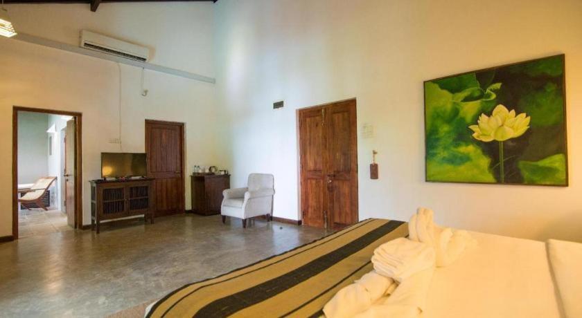 Roman Lake Ayurveda Boutique Resort Ахунгала Екстериор снимка