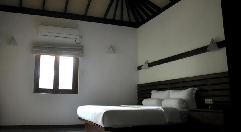 Roman Lake Ayurveda Boutique Resort Ахунгала Екстериор снимка
